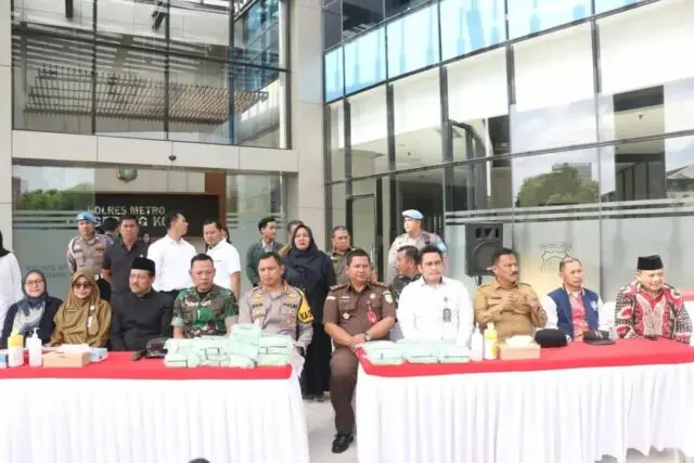 Polres Metro Tangerang Kota Mengungkap Kasus Peredaran Narkoba dan Musnahkan Sabu 17, 7 Kilogram Kapolres Metro Tangerang Kota bersama Forkopimda Kota Tangerang, dihadiri kejaksaan kota tangerang dan Balai POM, Foto. (Istimewa).