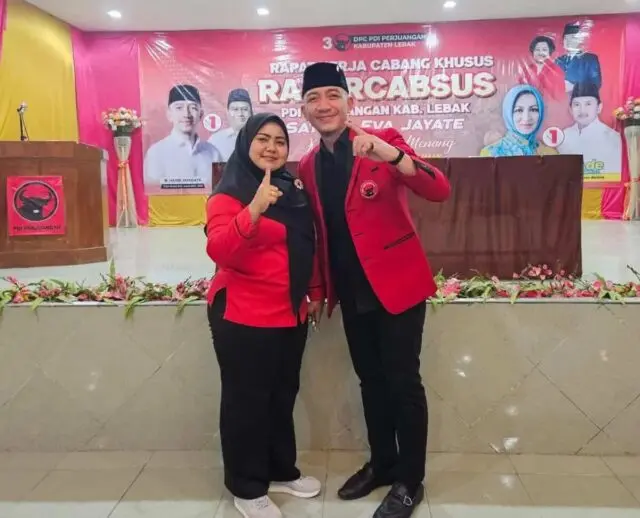 Tika Kartika Sari, Anggota DPRD Kabupaten Lebak Fraksi PDI Perjuangan bersama Bupati Terpilih Mochamad Hasbi Asyidiki Jayabaya, S.H. Tika Kartika Sari, Anggota DPRD Kabupaten Lebak Fraksi PDI Perjuangan bersama Bupati Terpilih Mochamad Hasbi Asyidiki Jayabaya, S.H.