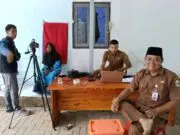 Operator dan Kasi Pemerintahan Kecamatan Banjarsari Door to Door Lakukan Perekaman e-KTP Operator dan Kasi Pemerintahan Kecamatan Banjarsari Door to Door Lakukan Perekaman e-KTP