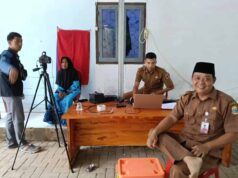 Operator dan Kasi Pemerintahan Kecamatan Banjarsari Door to Door Lakukan Perekaman e-KTP Hafidz Usman (Kanan) Selaku Ketua Paguyuban Kasi Pemerintahan Kecamatan Banjarsari, Operator e-KTP, dan Aan Setiawan, S.Sos (kiri) selaku Sekretaris Desa Kertaraharja.