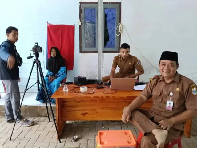 Operator dan Kasi Pemerintahan Kecamatan Banjarsari Door to Door Lakukan Perekaman e-KTP Operator dan Kasi Pemerintahan Kecamatan Banjarsari Door to Door Lakukan Perekaman e-KTP