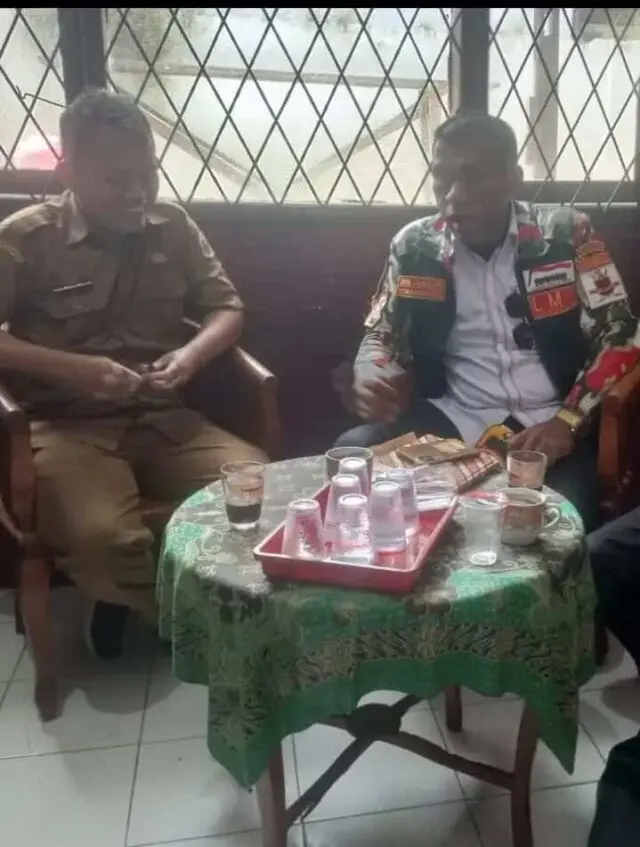 Iwan Tahapary Laporkan Bangunan Kantor Sekretariat Ormas LMP Kubu Adek Manurung di Pasar Buah Desa Kaduagung Timur Iwan Tahapary Laporkan Bangunan Kantor Sekretariat Ormas LMP Kubu Adek Manurung di Pasar Buah Desa Kaduagung Timur