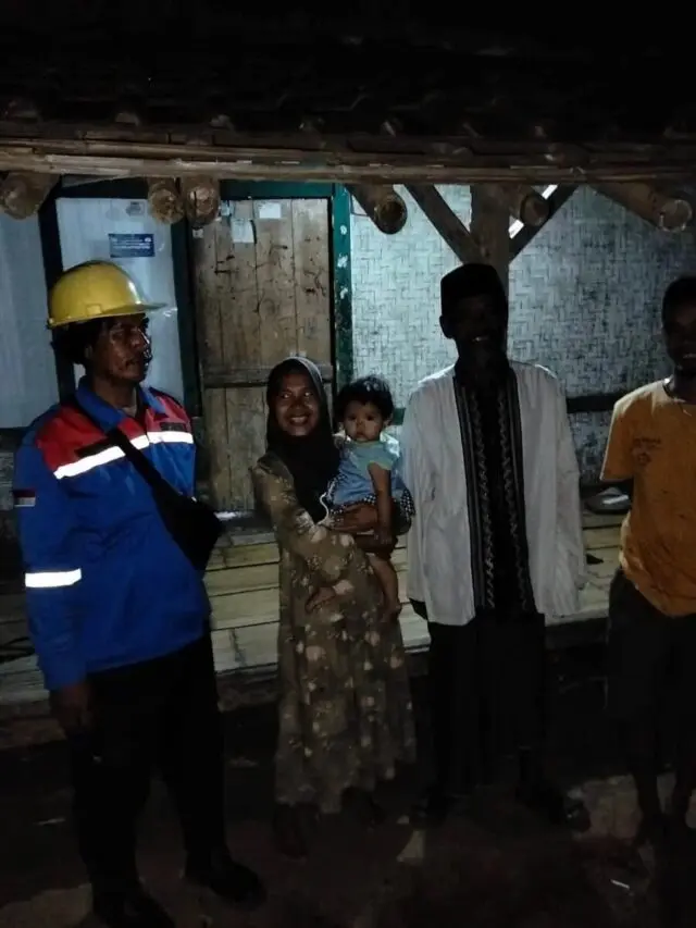 HUT Partai PDI Perjuangan, Keluarga Ibu Tini Desa Girimukti Bahagia Dapat Bantuan Listrik Aspirasi Legislator Tika Kartika Sari 