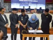 DPRD Kabupaten Lebak Pengumuman Penetapan Bupati dan Wakil Bupati Terpilih dalam Rapat Paripurna 2025 dr. Juwita Wulandari Ketua DPRD Lebak saat menandatangani penetapan Bupati dan Wakil Bupati Lebak Terpilih, pada Senin (20/01/2025).