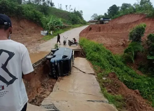 King Badak Soroti Jalan Amblas Bojongmanik makan Korban, Ini Penjelasannya King Badak Soroti Jalan Amblas Bojongmanik makan Korban, Ini Penjelasannya