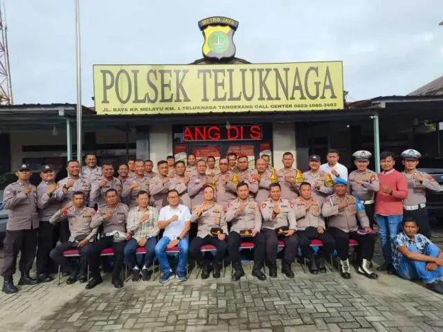 Pindah Tugas Kapolsek Teluknaga Lakukan Pamitan Dengan Anggota, Kanit Reskrim: Terimakasih Bapak Kapolsek Foto, bersama Kapolsek, Anggota Polsek Teluknaga WakaPolsek, para Kanit, dan Seluruh personil lainnya,