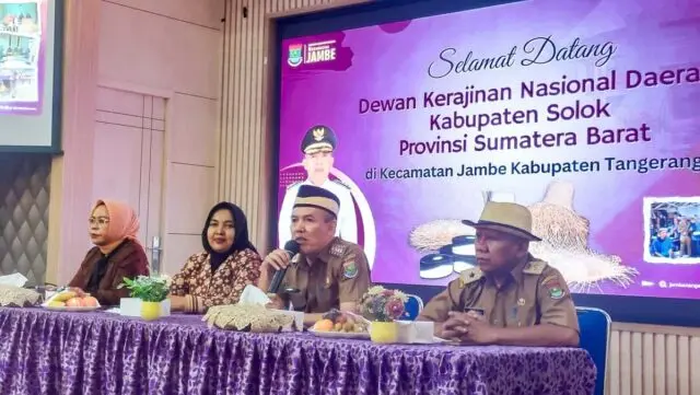 Dekranasda Kabupaten Solok Kunjungi Kecamatan Jambe, Camat: Memperkuat daya Saing Produk Lokal Camat Jambe Chaidir menyambut kunjungan kerja tersebut di Aula di Kecamatan Jambe,Foto.(Istimewa)