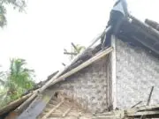 Bung Yos Ajak Pejuang Baraya Bantu Ibu Rati, Ini Tanggapan Para Pemangku Kebijakan Kabupaten Lebak Ibu Rati (65 tahun) warga Kp. Sukamulya, Desa Sukamanah, Kecamatan Malingping, Lebak saat rumahnya roboh karena cuaca ekstrim, pada Minggu (09/02/2025).