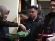 Waduh! Jaksa Geledah Kantor Dinas Pemerintahan Desa (DPMPD) Kabupaten Tangerang Tim Penyidik Bidang Tindak Pidana Khusus Kejaksaan Negeri Kabupaten Tangerang Menggeledah kantor Dinas Pemberdayaan Masyarakat Desa (DPMPD) Kabupaten Tangerang. (Istimewa, Foto. (Istimewa)
