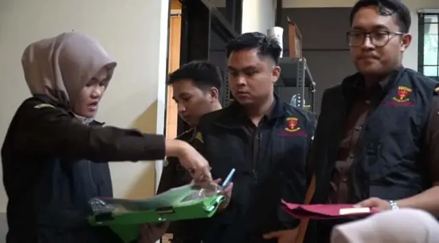 Tim Penyidik Bidang Tindak Pidana Khusus Kejaksaan Negeri Kabupaten Tangerang Menggeledah kantor Dinas Pemberdayaan Masyarakat Desa (DPMPD) Kabupaten Tangerang. (Istimewa, Foto. (Istimewa)