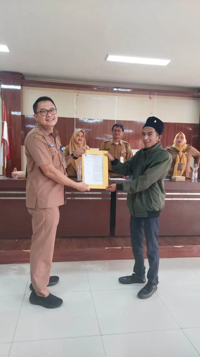 Mengabdi hampir 6 Tahun, Ali Rohmadin Penyuluh Koperasi di Lebak Meraih Penghargaan PPKL terbaik Se-Banten Mengabdi hampir 6 Tahun, Ali Rohmadin Penyuluh Koperasi di Lebak Meraih Penghargaan PPKL terbaik Se-Banten