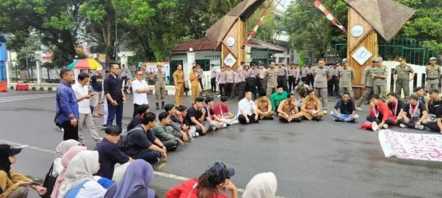 Mahasiswa Minta Reformasi Birokrasi Segera Direalisasikan oleh Bupati Lebak Mahasiswa Minta Reformasi Birokrasi Segera Direalisasikan oleh Bupati Lebak