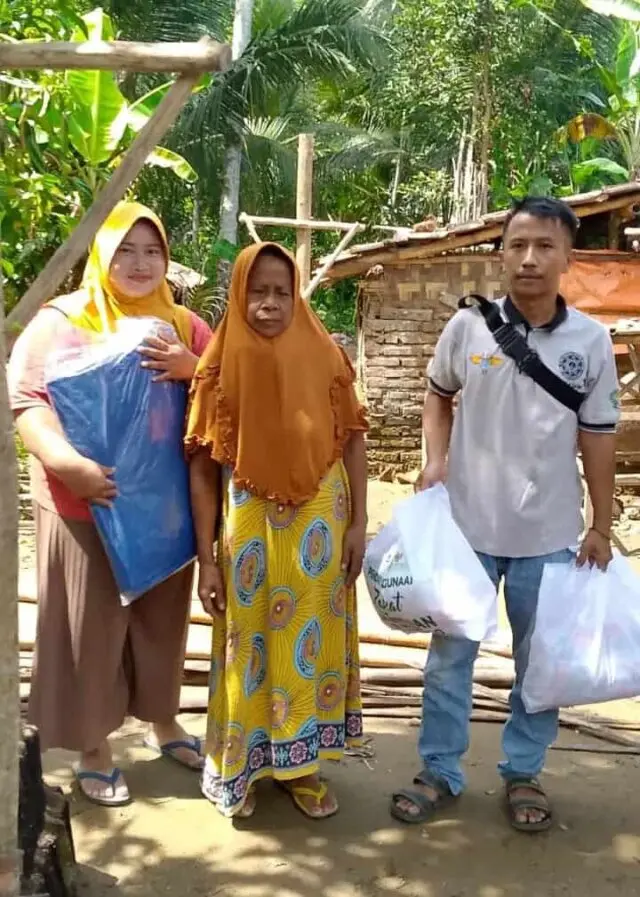 BPBD Lebak Salurkan Bantuan Untuk Ibu Rati, Lansia Korban Angin Kencang BPBD Lebak Salurkan Bantuan Untuk Ibu Rati, Lansia Korban Angin Kencang