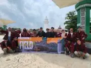 Program Studi Arsitektur ITB Ahmad Dahlan Jakarta Gelar Jelajah Situs Banten Lama Mahasiswa Arsitektur Institut Teknologi dan Bisnis Ahmad Dahlan Jakarta berfoto bersama Di Area Masjid Agung Banten