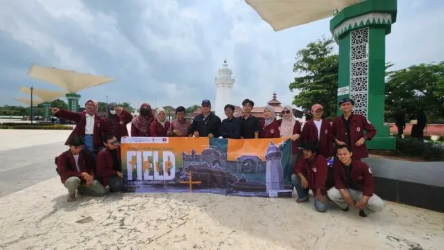 Mahasiswa Arsitektur Institut Teknologi dan Bisnis Ahmad Dahlan Jakarta berfoto bersama Di Area Masjid Agung Banten Mahasiswa Arsitektur Institut Teknologi dan Bisnis Ahmad Dahlan Jakarta berfoto bersama Di Area Masjid Agung Banten
