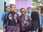 Bupati Tangerang Launching Pelayanan Terpadu Drive Thru Kecamatan Panongan Bupati Tangerang Maesyal Rasyid menyempatkan berinteraksi dengan masyarakat Panongan dan menerima aspirasi masyarakat,(foto istimewa)