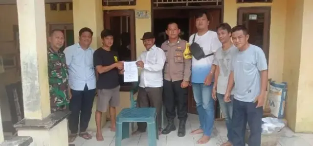 Mufakat! Kades Lemo dan Polsek Teluknaga Selesaikan Konflik Pagar Tembok Yang Viral di Medsos TNI-Polri dan Kepala desa Lemo menyelesaikan konflik yang terjadi, Foto (Istimewa)