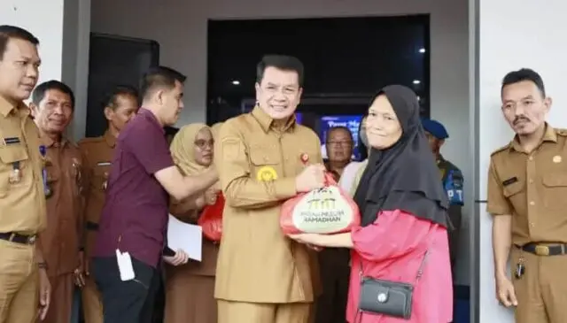 Gerakan Pasar Murah di Buka Langsung Oleh Bupati Tangerang 2.950 Sembako di Kecamatan Pagedangan Bupati Tangerang Maesyal Rasyid dan Para Kepala desa Se-Kecamatan Pagedangan, Foto. (Istimewa)