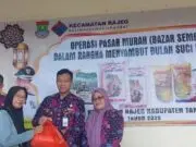 Luar Biasa! Antusias Masyarakat Kecamatan Rajeg Sambut Baik Gerakan Pasar Murah Camat Rajeg Oman Apriaman dan sekertaris camat Rudi Hadi Karsono sa'at menyerahkan paket sembako murah, Foto. (Istimewa