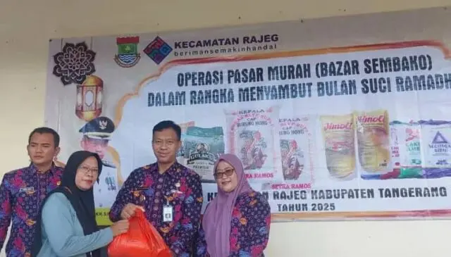 Luar Biasa! Antusias Masyarakat Kecamatan Rajeg Sambut Baik Gerakan Pasar Murah Camat Rajeg Oman Apriaman dan sekertaris camat Rudi Hadi Karsono sa'at menyerahkan paket sembako murah, Foto. (Istimewa