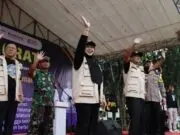 Bupati dan Wakil Bupati Tangerang Lepas Keberangkatan Peserta Mudik Gratis 2025 Bupati Moch. Maesyal Rasyid dan Wakil Bupati Tangerang Intan Nurul Hikmah secara resmi melepas keberangkatan peserta mudik gratis tahun 2025,(foto istimewa)