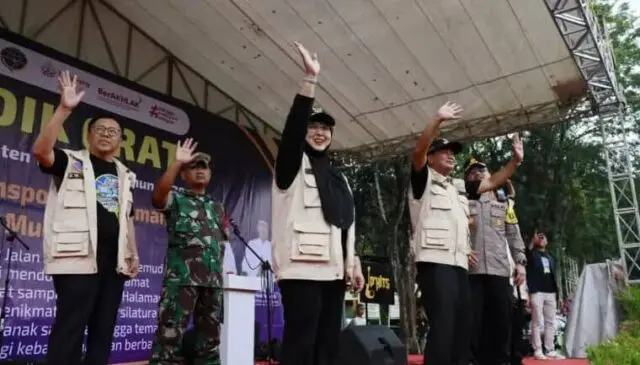 Bupati dan Wakil Bupati Tangerang Lepas Keberangkatan Peserta Mudik Gratis 2025 Bupati Moch. Maesyal Rasyid dan Wakil Bupati Tangerang Intan Nurul Hikmah secara resmi melepas keberangkatan peserta mudik gratis tahun 2025,(foto istimewa)