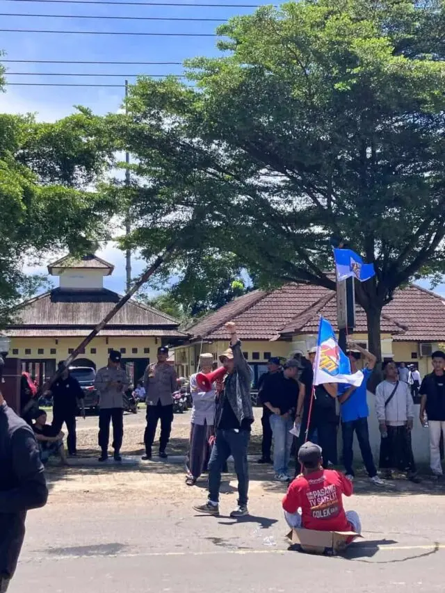 Masa Demonstran Minta Kapolsek Malingping Dicopot Jabatannya, Peredaran Narkoba Meresahkan Masyarakat Lebak Selatan Masa Demonstran Minta Kapolsek Malingping Dicopot Jabatannya, Peredaran Narkoba Meresahkan Masyarakat Lebak Selatan