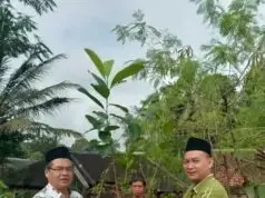 Ketua HIPKA Lebak, Farid Mukti menyerahkan bibit pohon nangka gori pada Ketua Yayasan Daarul Falah Cijaku Ustadz Amin pada Jum'at (18/04/2025).