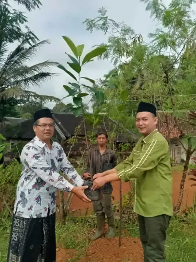 HIPKA Lebak Serahkan Bibit Pohon Kepada Yayasan Daarul Falah HIPKA Lebak Serahkan Bibit Pohon Kepada Yayasan Daarul Falah