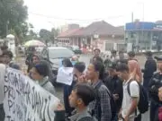 Wakil Presiden BEM STISIP Banten Raya: Kami Masih Mengawal Kasus Pembuangan Sampah Pandeglang BEM STISIP Banten Raya Kawal Kasus Pembuangan Sampah, pada Rabu (23/04/2025).