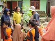 Tebar 1001 Pohon, Sekolah Alam Tangerang Ajak Siswa dan Warga Rayakan Hari Bumi dengan Aksi Nyata Tebar 1001 Pohon, Sekolah Alam Tangerang Ajak Siswa dan Warga Rayakan Hari Bumi dengan Aksi Nyata