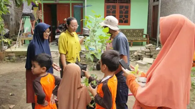 Tebar 1001 Pohon, Sekolah Alam Tangerang Ajak Siswa dan Warga Rayakan Hari Bumi dengan Aksi Nyata Tebar 1001 Pohon, Sekolah Alam Tangerang Ajak Siswa dan Warga Rayakan Hari Bumi dengan Aksi Nyata