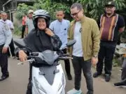 Pilar Gantikan Motor Petugas Kebersihan yang Dicuri Saat Bertugas