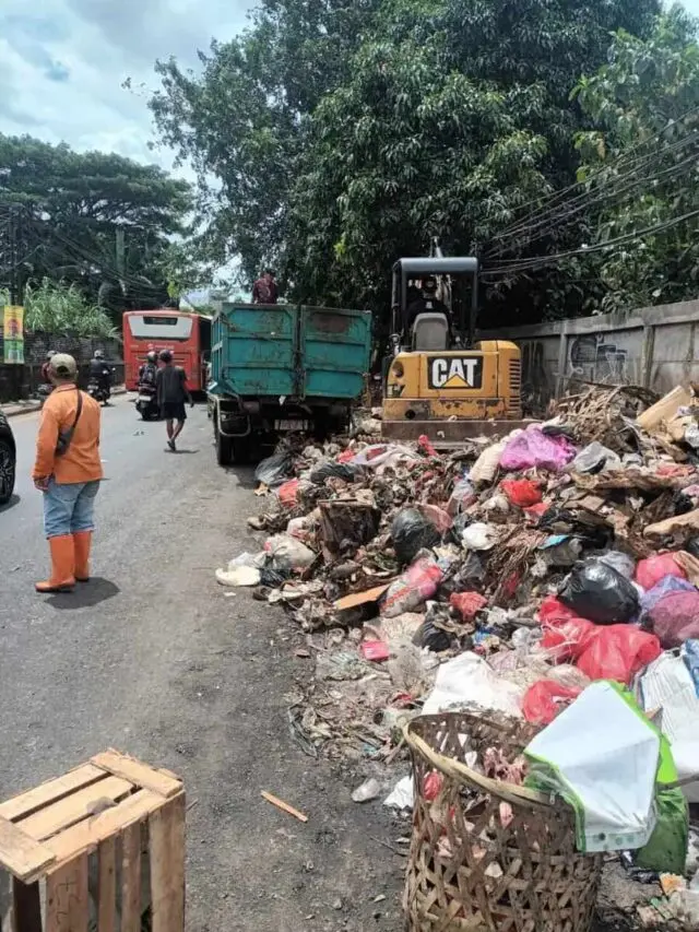 Jaga Kebersihan Lingkungan, DLH Tangsel Gelar Operasi Bersih Berkala di Pasar Cimanggis Jaga Kebersihan Lingkungan, DLH Tangsel Gelar Operasi Bersih Berkala di Pasar Cimanggis