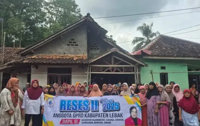 Aleg Tika Kartika Sari Fraksi PDI Perjuangan Tetap Berjuang Untuk Rakyat Dapil III Lebak Aleg Tika Kartika Sari Fraksi PDI Perjuangan Tetap Berjuang Untuk Rakyat Dapil III Lebak