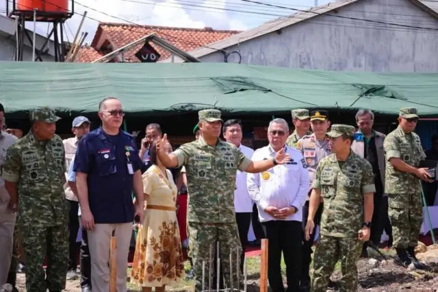 Benyamin Dampingi Wakil Panglima TNI Tinjau Pembangunan Gerai Koperasi Merah Putih di Tangsel Benyamin Dampingi Wakil Panglima TNI Tinjau Pembangunan Gerai Koperasi Merah Putih di Tangsel