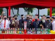 Pemkot Tangsel Musnahkan 13.970 Botol Miras Ilegal Pemkot Tangsel Musnahkan 13.970 Botol Miras Ilegal