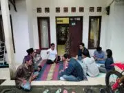 Kepala Desa Sukarame Sambut Mahasiswa KKM Kelompok 5 STISIP Banten Raya Kepala Desa Sukarame, Kecamatan Carita, Kabupaten Pandeglang saat menerima mahasiswa KKM Kelompok 5 STISIP Banten Raya, pada Minggu (11/01/2026).