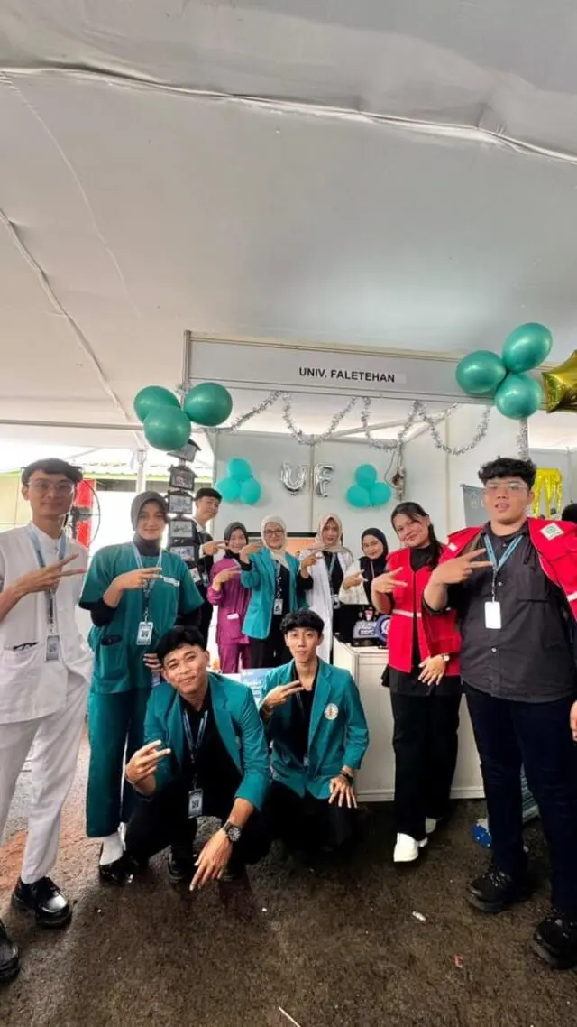 Tim Promosi Universitas Faletehan Foto bersama di stand kegiatan Lexus 2026 Tim Promosi Universitas Faletehan Foto bersama di stand kegiatan Lexus 2026