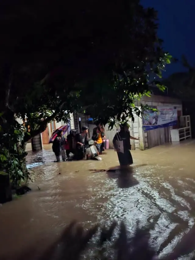 Hujan Deras Disertai Pasang Air Laut di Citeureup Panimbang, Posko KKM Kelompok 8 STISIP Banten Raya Kebanjiran