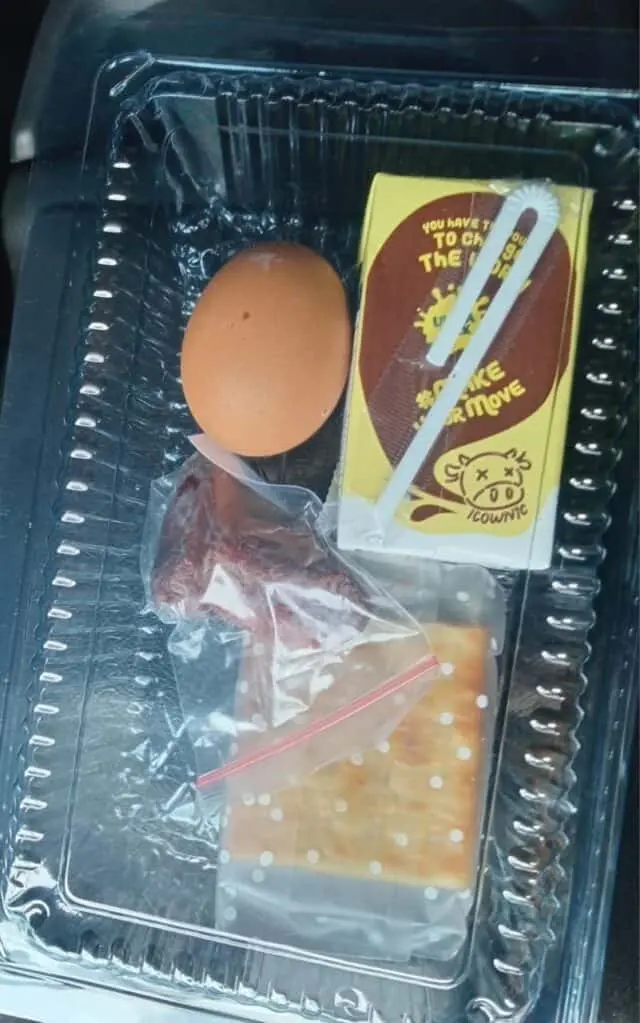 Menu Makanan MBG di Cibadak disorot King Badak karena tidak sesuai dengan kualitas dan harga, pada Selasa (24/02/2026).