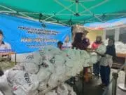 PWI Lebak berkolaborasi bersama Arta Graha Peduli membagikan 300 paket sembako pada Selasa (10/02/2026).