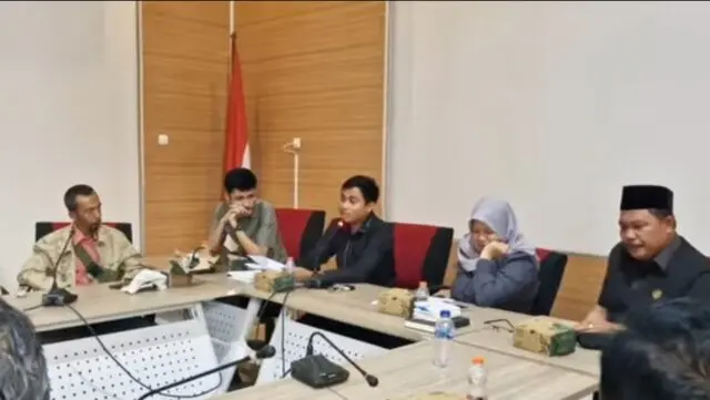 Dr. Ujang Giri, M.AP, Anggota DPRD Kabupaten Lebak saat Rapat Dengar Pendapat Bersama BPD, PJ Desa, dan Camat prihal PAW Desa pada Rabu (18/02/2026). Dr. Ujang Giri, M.AP, Anggota DPRD Kabupaten Lebak saat Rapat Dengar Pendapat Bersama BPD, PJ Desa, dan Camat prihal PAW Desa pada Rabu (18/02/2026).