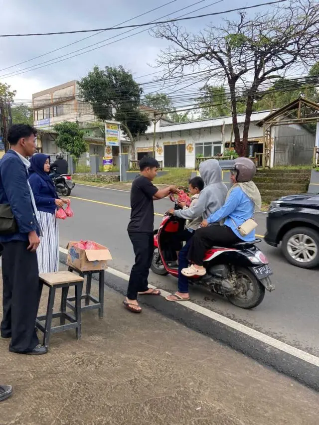 GMNI Komisariat STISIP Banten Raya berbagi takjil di Bulan Suci Ramadhan 1447 H, pada Rabu (04/03/2026). GMNI Komisariat STISIP Banten Raya berbagi takjil di Bulan Suci Ramadhan 1447 H, pada Rabu (04/03/2026).