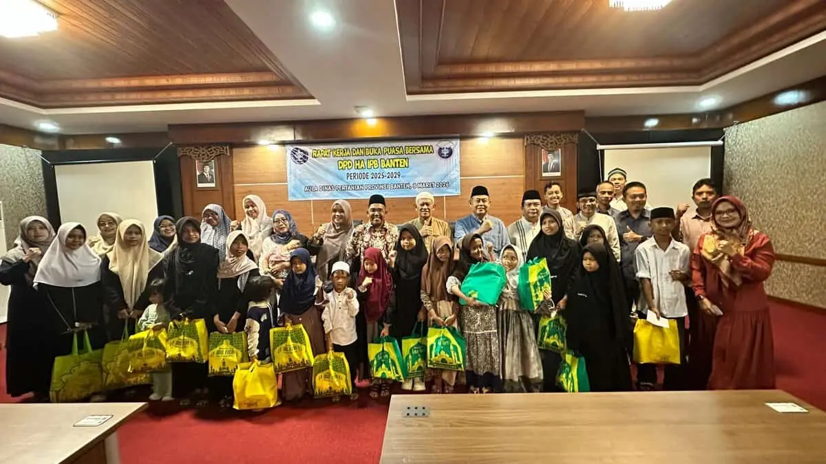 Buka Puasa Bersama dan Rapat Kerja DPD HA IPB serta santunan anak yatim di Aula Dinas Pertanian Provinsi Banten, pada Minggu (08/03/2026).