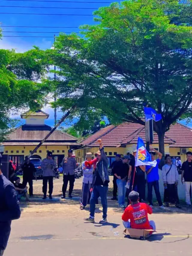 Aktivis M Febi Pirmansyah minta Bupati Lebak tindak tegas Oknum ASN Dinsos Lebak wilayah Selatan di Malingping yang di duga Pungli, pada Senin (09/03/2026). Aktivis M Febi Pirmansyah minta Bupati Lebak tindak tegas Oknum ASN Dinsos Lebak wilayah Selatan di Malingping yang di duga Pungli, pada Senin (09/03/2026).