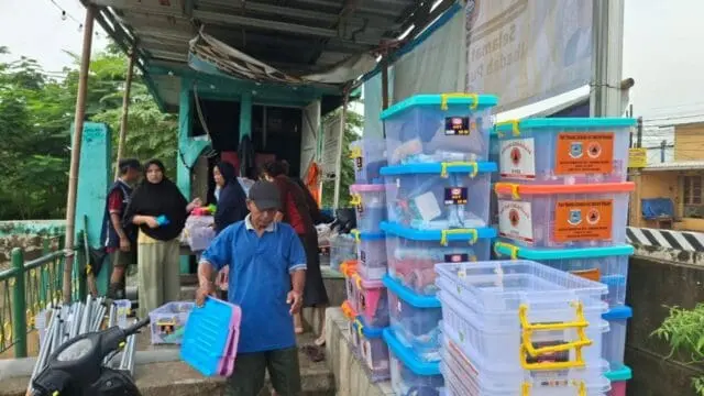 Bantu Warga Terdampak Banjir, Pemkot Tangsel Salurkan Ratusan Paket Logistik