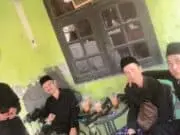 Wifi Dukodu Tembus “Daerah Sunyi Sinyal”: Keresahan Warga Banjarsari yang Lama Membeku Kini Pecah! Hafidz Usman, Ketua KNPI Kecamatan Banjarsari bersama Pemuda Banjarsari bahagia merasakan kenikmatan Wifi Dukodu, pada Senin (20/04/2026).