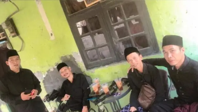 Hafidz Usman, Ketua KNPI Kecamatan Banjarsari bersama Pemuda Banjarsari bahagia merasakan kenikmatan Wifi Dukodu, pada Senin (20/04/2026). Hafidz Usman, Ketua KNPI Kecamatan Banjarsari bersama Pemuda Banjarsari bahagia merasakan kenikmatan Wifi Dukodu, pada Senin (20/04/2026).