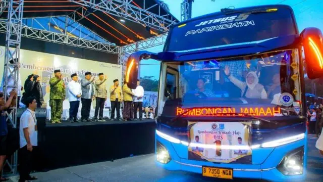 393 Jemaah Haji Kloter Pertama Tangsel Diberangkatkan, Benyamin Pastikan Fasilitas dan Pendampingan Optimal 393 Jemaah Haji Kloter Pertama Tangsel Diberangkatkan, Benyamin Pastikan Fasilitas dan Pendampingan Optimal